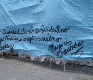 grafiti "Si el aborto es clandestino, el estado es cómplice asesino"