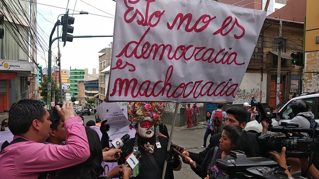 maria con el letrero "esto no es democracia, es machocracia"